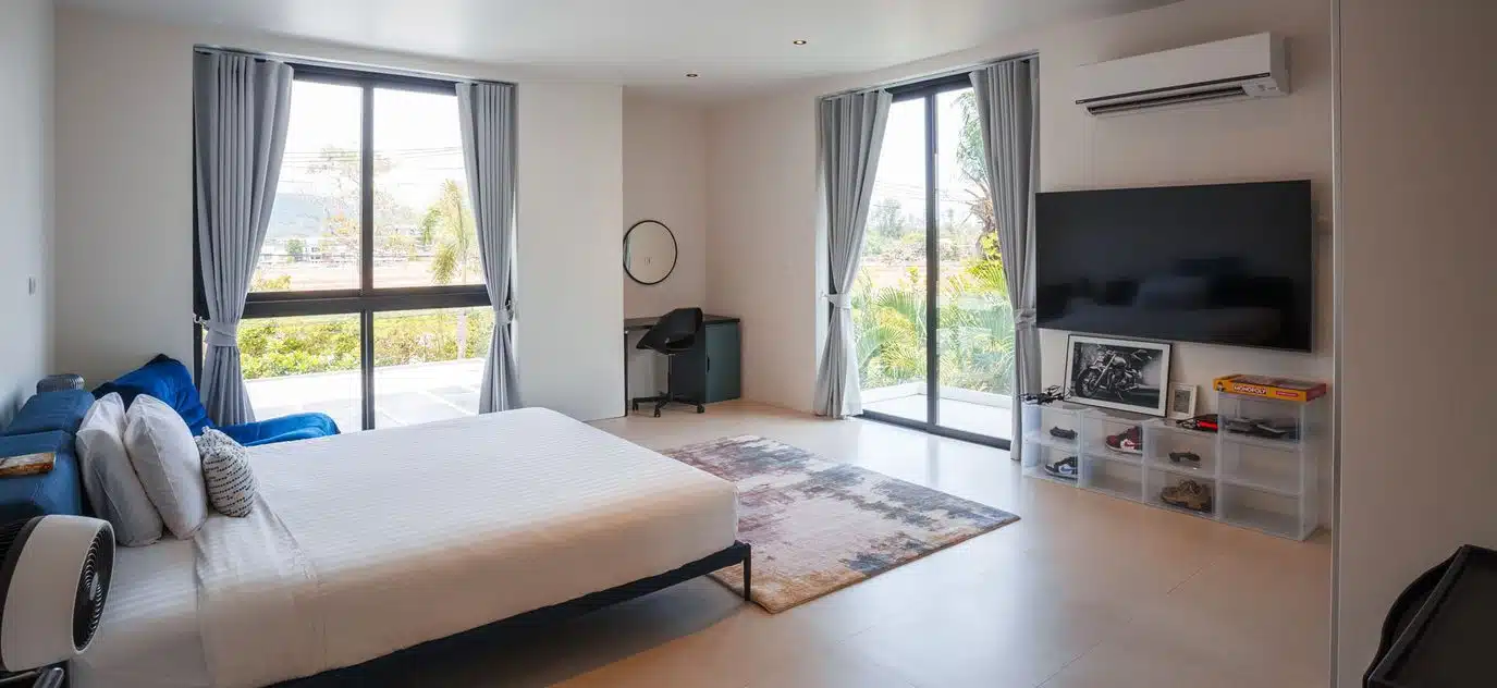 Luxurious Modern 5-Bedroom Pool Villa in Laguna